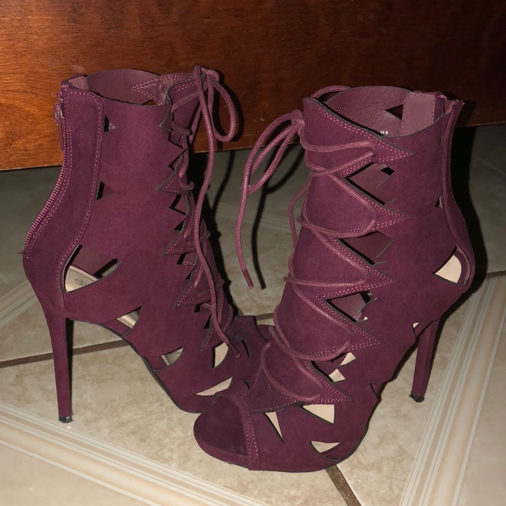 NEW NEVER WORN HEELS